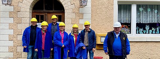 Teilnehmende des Erfahrungsaustauschkreises vor dem Eingang des Bergwerk
