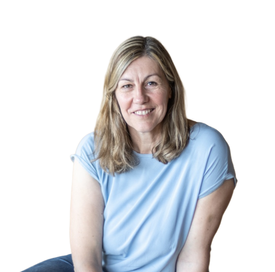 Vor weißem Hintergrund steht Mitarbeiterin Daniela Norridge.
