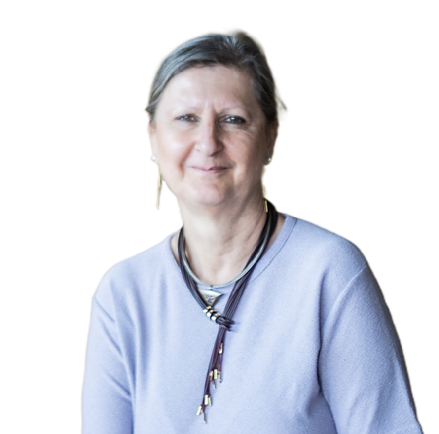 Vor weißem Hintergrund steht Mitarbeiterin Gaby Ferdinandi-W.