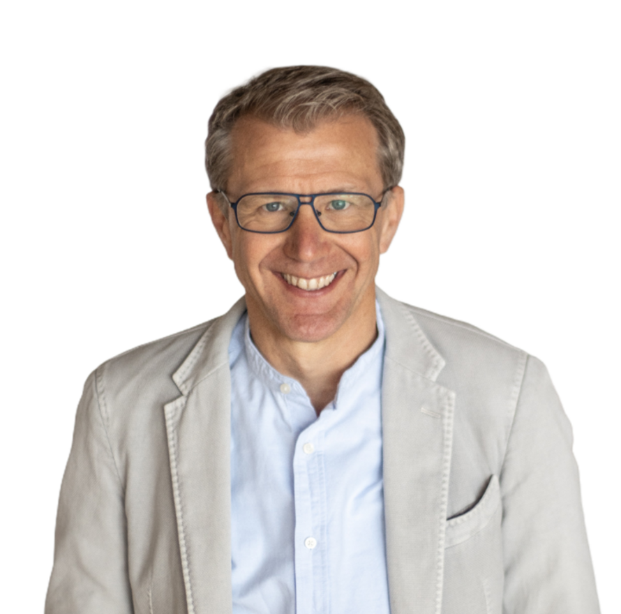 Vor weißem Hintergrund steht Geschäftsführer Josef Wissinger.