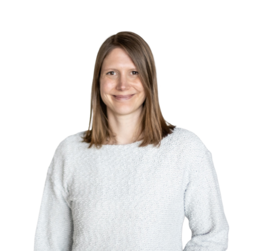 Vor weißem Hintergrund steht Mitarbeiterin Ruth Gehrhardt.